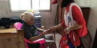 邕宁区红十字志愿者到福利院看望慰问老人（图） - 红十字会