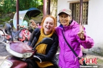 广西桂林“月亮妈妈”真情感动外国游客 - 广西新闻
