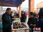 图为广西客商向市民推介特色水果。　钟旖 摄 - 广西新闻