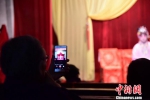 一位观众使用手机拍摄演员的表演。　林馨 摄 - 广西新闻