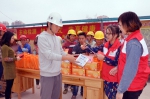 西乡塘、南湖街道红十字会开展“国际志愿者日”宣传活动（图） - 红十字会