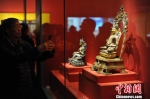 图为“乾隆皇帝——故宫博物院文物特展”吸引众多观众前往观赏拍照。　宋延康 摄 - 广西新闻