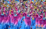 广西玉林市姑娘舞起钱鞭庆祝丰收。　蒋雪林 摄 - 广西新闻