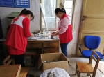 邕宁区红十字会工作人员清点募捐箱善款（图） - 红十字会
