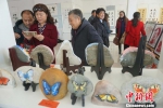 石头上作画引围观 新疆哈巴河县举办奇石彩绘展 - 广西新闻网