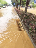 南宁忽降大雨 百名抢险员上街排水为交通“减压” - 广西新闻网