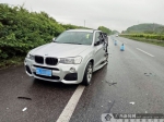 宝马车高速路上突然变道 后方货车“摔跤”(图) - 广西新闻网